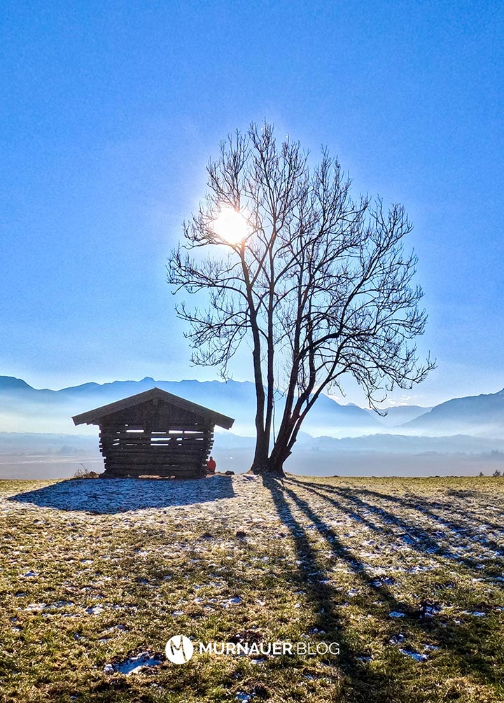 Aussichtsstadl bei Berggeist mit Blick auf das Murnauer Moos und Bergpanorama.