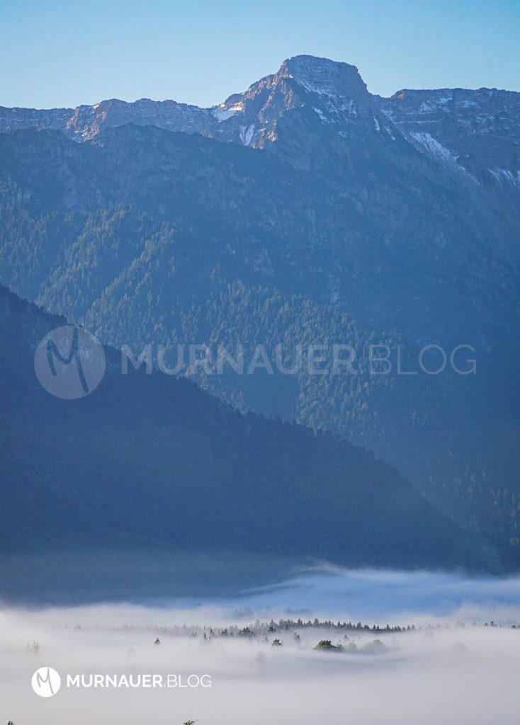 Bodennebel mit Bergpanorama im Hintergrund