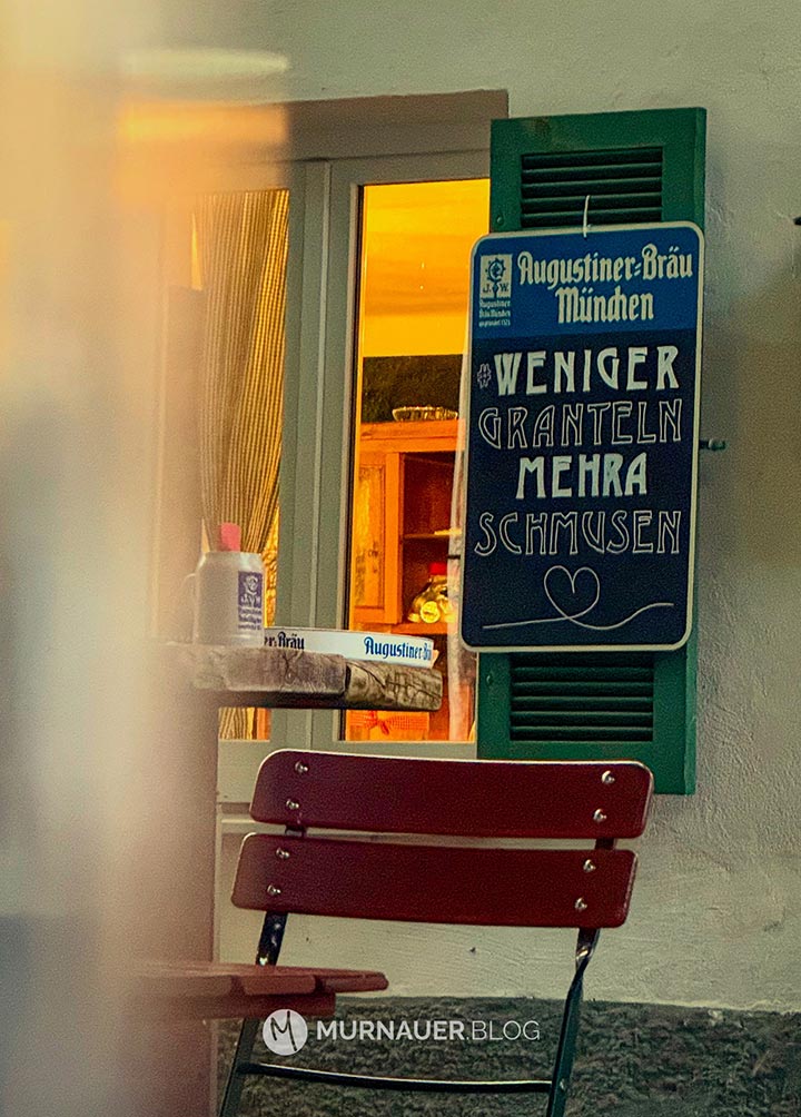 Weniger Granteln mehra Schmusen auf einer Tafel am Restaurant und Biergarten Zum Beinhofer