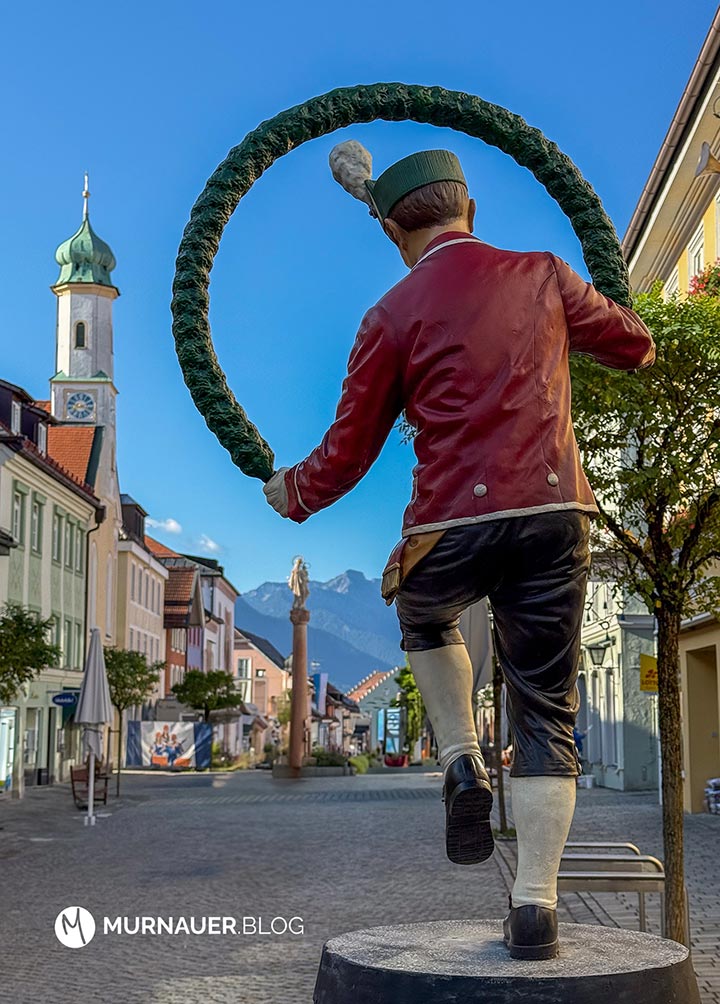 Schäfflerbrunnen im Obermarkt Murnau mit Blick auf die Mareinsäule und Hohe Kisten