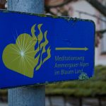 Meditationsweg im Blauen Land Hinweistafel zum Meditationsweg Ammergauer Alpen im Blauen Land beim Ähndl