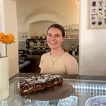 Cafe Florentina von Annika Förster im Vordergrund der vegane Schoko-Bananen-Kuchen