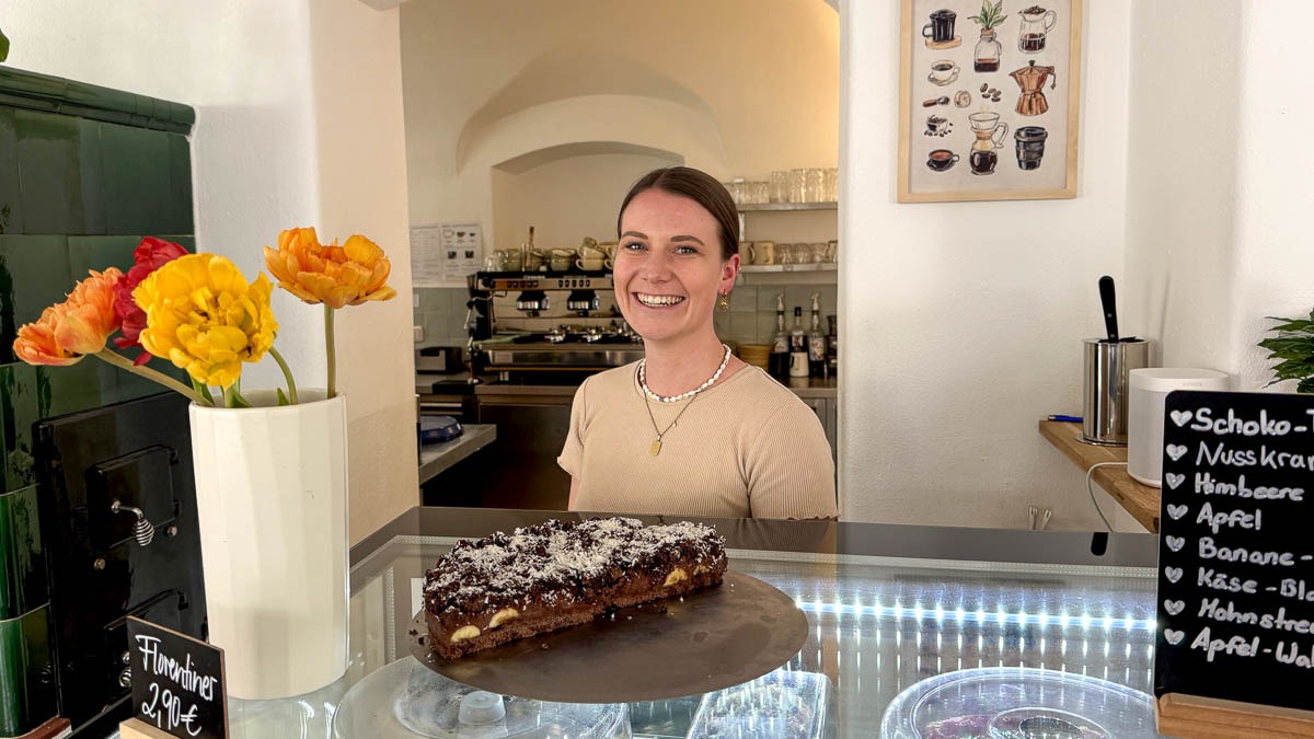 Cafe Florentina von Annika Förster im Vordergrund der vegane Schoko-Bananen-Kuchen