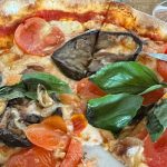 Pizza mit Auberginen und Tomaten