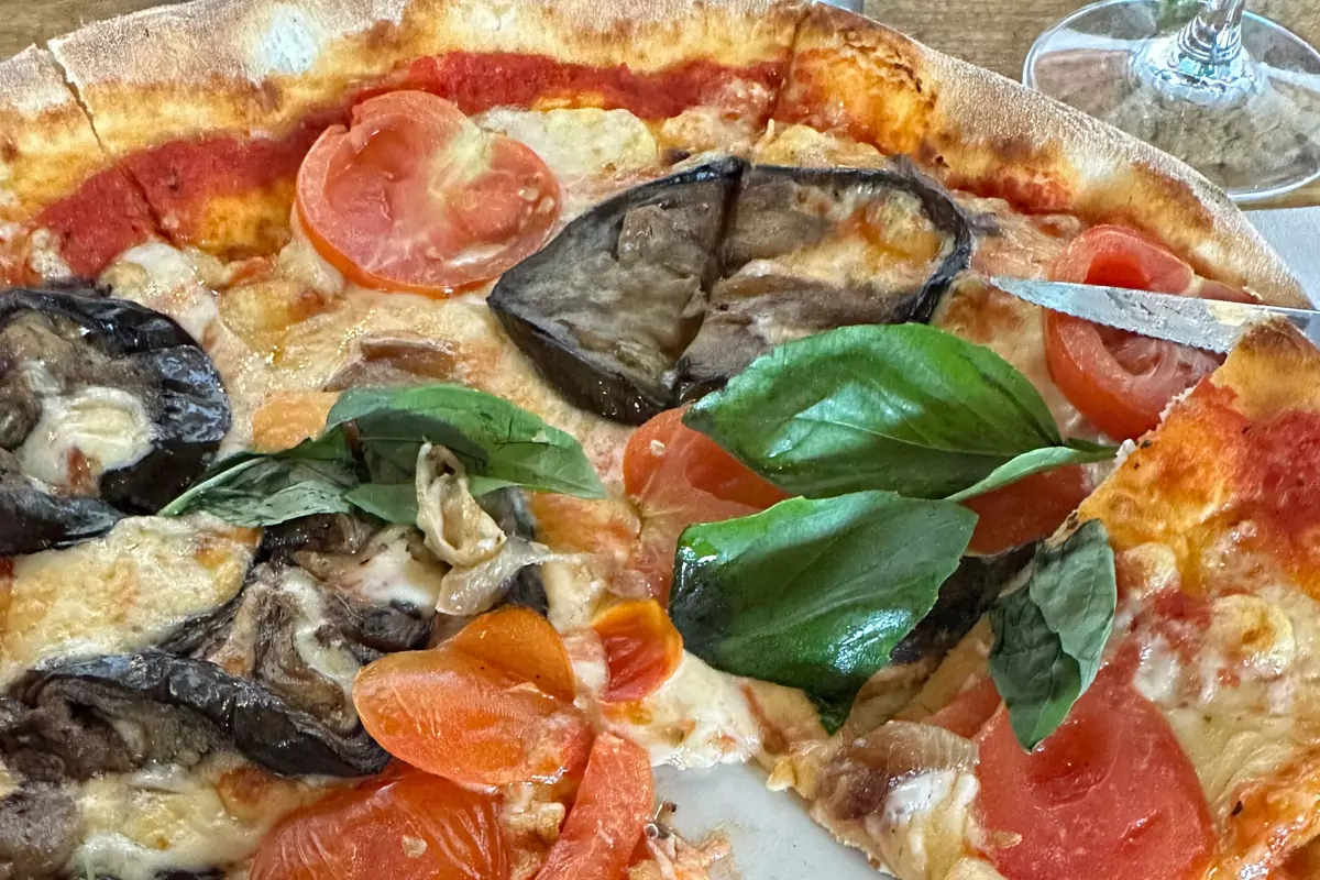 Pizza mit Auberginen und Tomaten