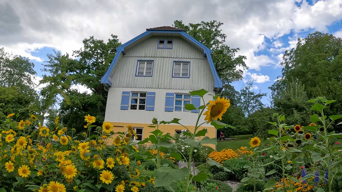 Das Münterhaus, im Vordergrund Sonnenblumen