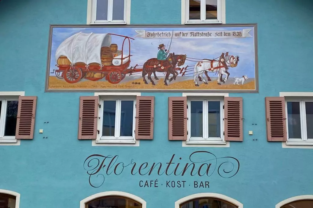 Hausfassade mit Rottwesen am Cafe Florentina in Murnau am Staffelsee