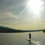 Ein Stand-Up-Paddler auf dem Staffelsee